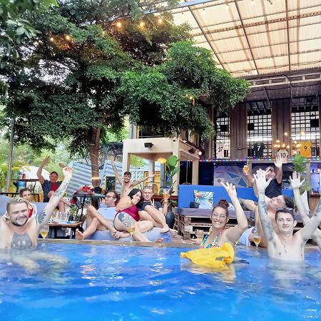 Hostel Revolution Siem Reap Exterior foto