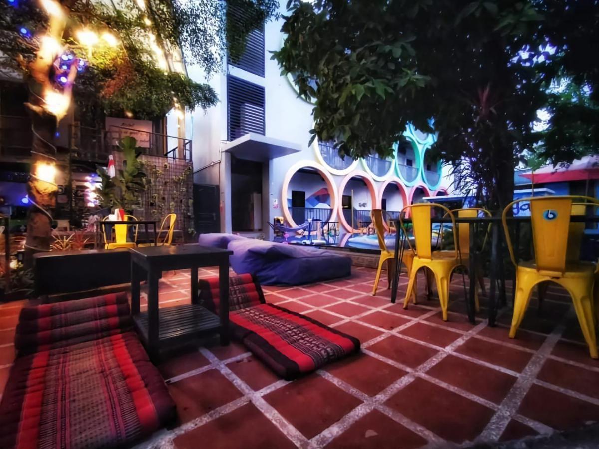 Hostel Revolution Siem Reap Exterior foto