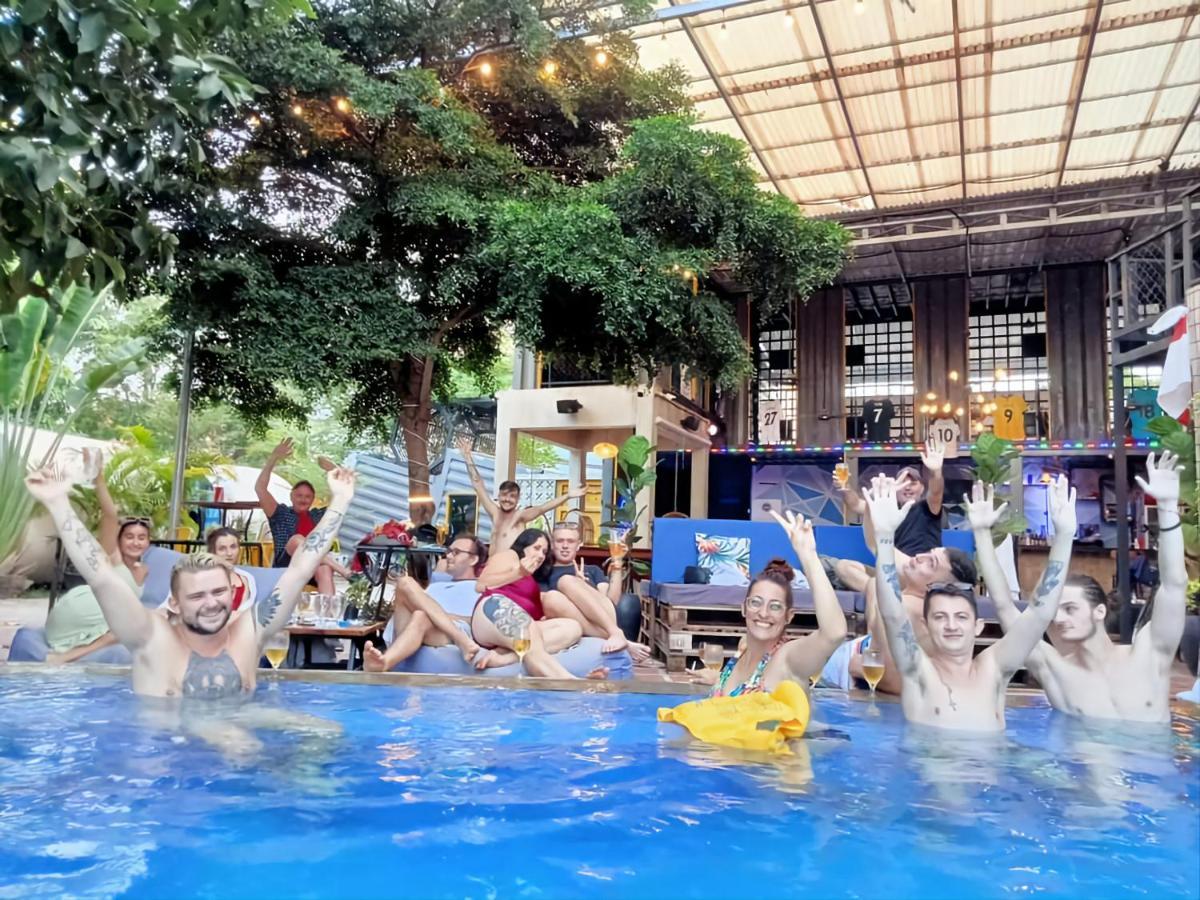 Hostel Revolution Siem Reap Exterior foto